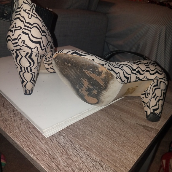 Very trendy tan and blank shoes with ankle strap. - Picture 4 of 4